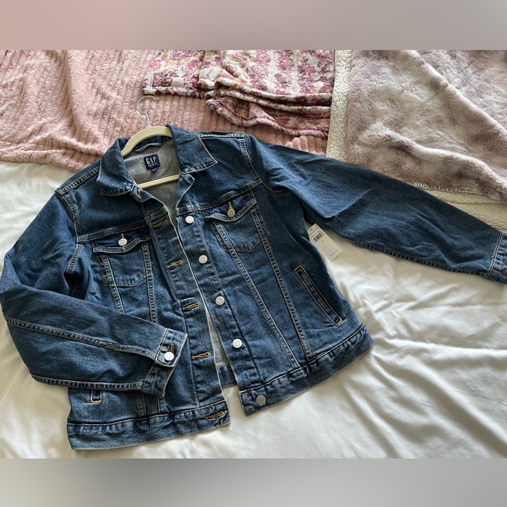 GAP Jean Jacket. Size large in women.